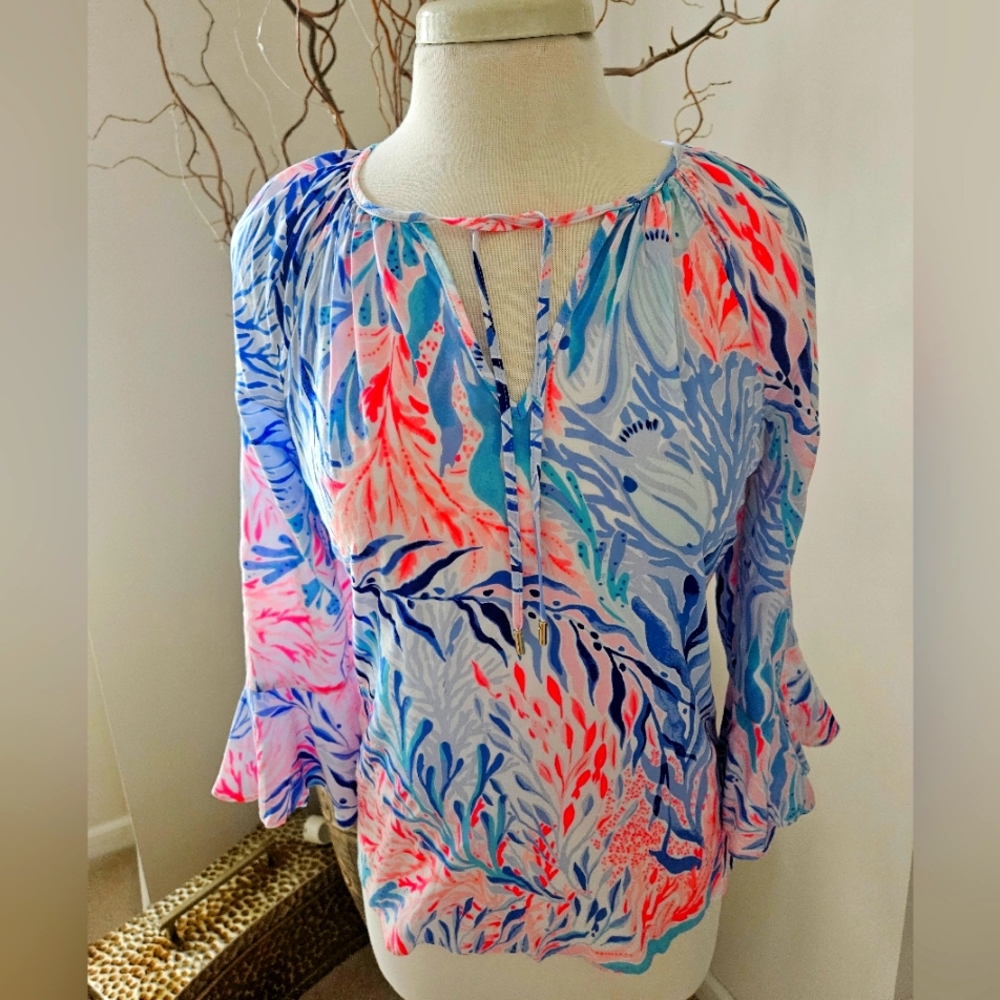 NWT Lilly Pulitzer Willa Flounce Kalediscope Blue and Pink Patterned Blouse - Picture 2 of 7